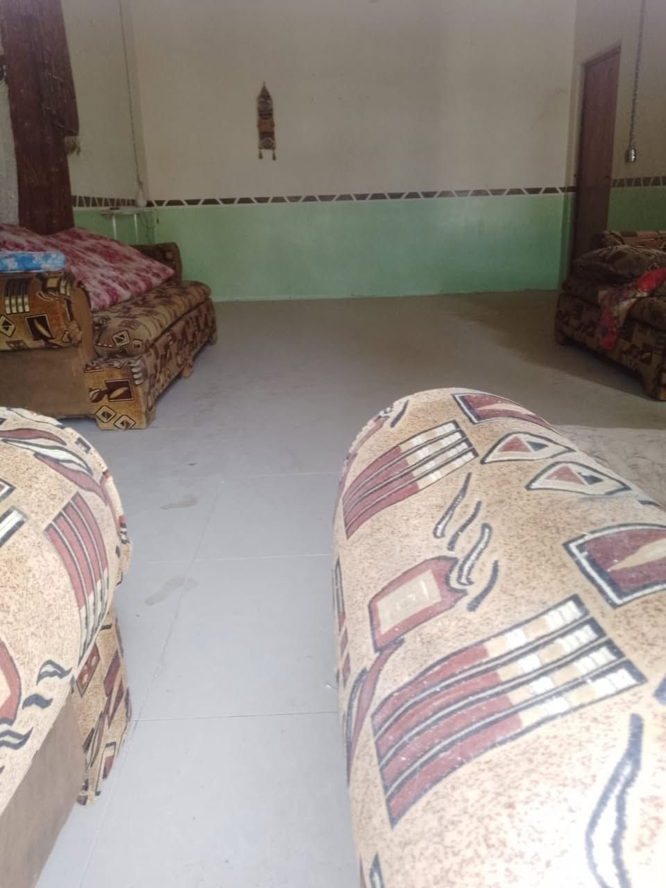 سلام عليكم دار سكن البيع الموقع ديالى قرب مرور عامه على سريع عبدالله ابن علي مساحه الدار 410 
يحتوي على غرف نوم ثنين واستقبال وهول ومطبخ وحمام داخلي وحمام خارجي وصاله كبيره سند 25 
***********
