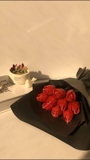 السلام عليكم شموع حسب الطلب والون متوفرات اكثر من نوع وشكل مثل الي بل صور اتمنة تدعموني لان هذا رزقي الوحيد متوفر توصيل رقم تلفون ***********
