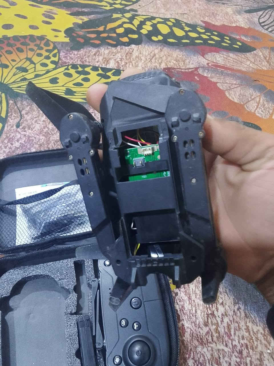 سلام عليكم درون شغال البيع يحتاج بطاريه السعر 12 وبي ماجال رقم ***********
