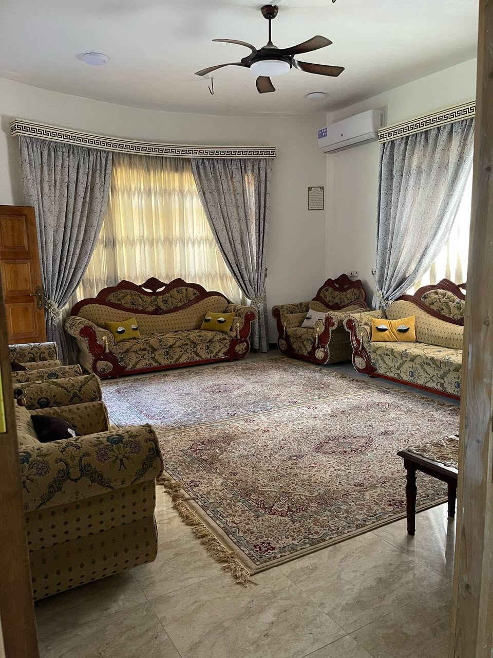 بيت حديث درجه ممتازه
في كربلاء شارع الحافظ قرب مستوصف الحافظ خلف التجاري مباشرة خدمات كامله بناء حديث طابقين المساحه ٥٠٠ متر ٢٢٠ تحت البناء ٢٨٠ كراج وحديقه يحتوي ٦ غرف نوم ٢ سويتات ٤ حمامات ٢ صالات مطبخ استقبال يبعد عن الامام 5 كيلو
 جنس العقار طابو زراعي سند ٢٥ اقرار محكمه بسعر530 للاستفسار ***********
