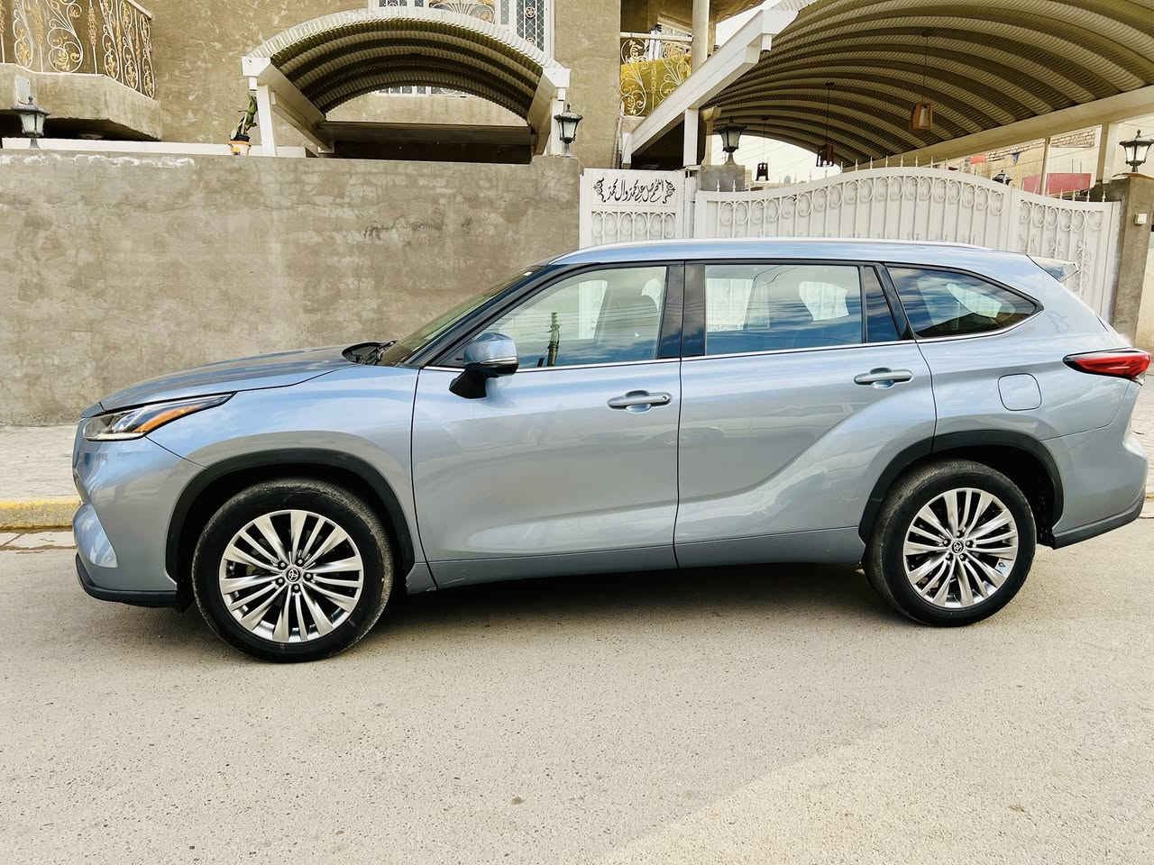 هايلندر 2023 بلاتينيوم اعلى فئه بل مواصفات 
وارد امريكي مراوس حسب القناعه
مكاني بغداد حي نصر
المواصفات‼️شنو الي بالك موجود بيه 
رقم الهاتف ***********
*حجم المحرك 2500 تيربو يعني صاروخ شلعه ومعدل 
*مرتبط بناقل حركة أوتوماتيك
*مفتاح التشغيل بصمة
*بانوراما
*اريل نفكيتر 
*حساسات أمامية 
*حساسات خلفية 
*رادار
*لايت زينون + LED 
*كشافات 
*بك لايت LED 
*حجم الاطار 235/55R20
*ويل كب 20
*4 دسك
*حساسات ضغط الاطارات 
*اشارة في المرايا الجانبية 
*المرايا قابلة للطي كهرباء
*ماسحة خلفية 
*عدد AIR BAG 9
*هاند بريك كهرباء
*ا ABS
*دشبول ديجتال 
*شاشة Apple Car play 
*5كاميرات 360 درجة
*مثبت السرعة Cruise 
*المودات والاوامر الصوتية 
*ا Bluetooth  
*مخرج منفذ الطاقة 
*تتسع المقصورة ل 7 ركاب
*المقاعد جلد+كهرباء
*ثلاث قطع تبريد  
*تحديد المسار
*أوضاع القيادة Drive Mode
*أوتو هولد 
*نظام مانع الانزلاق 
*حاملات الأكواب 
*تطعيم الدواخل ألمنيوم
*ترحيب هايلندر بل مري 
حادثه خلفي 3 قطع فقط بجم كبس رقم بغداد بسمي شخصيان سياره احله من صور وجاهزه للخير
