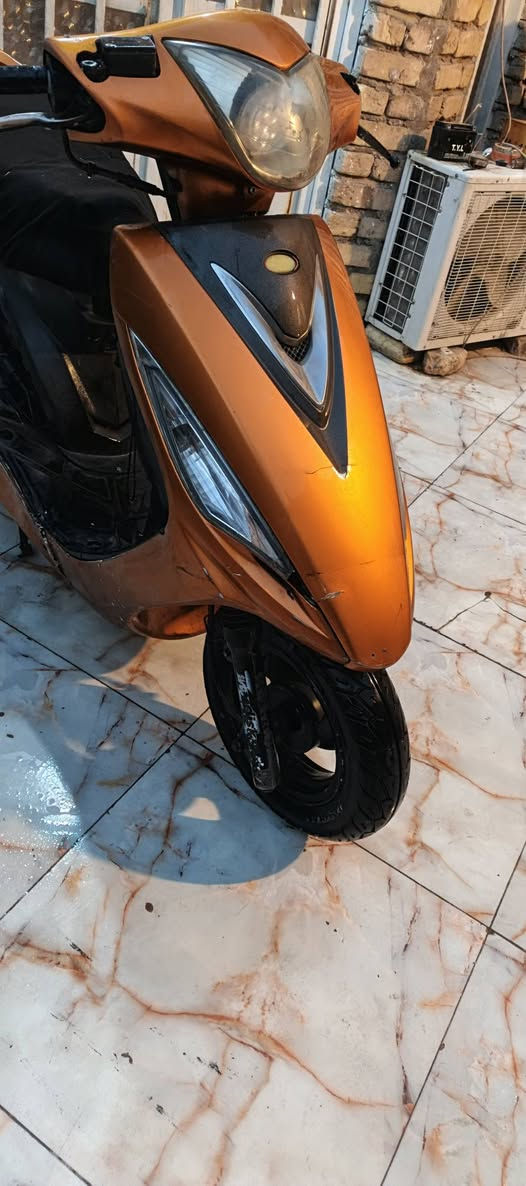 دراجه جي فايف الحديث نضيفه شغاله هندر سلف لايت عالي ناصي والوان دبل اشاره  مكينه ناعمه ماتنسمع مابيها ايي نقص الكفرات والشاصي ختم واحد والدراجه احلئ من الصور  ماناقصها شي رقمي *********** سعرها 300 وبيها مجال
