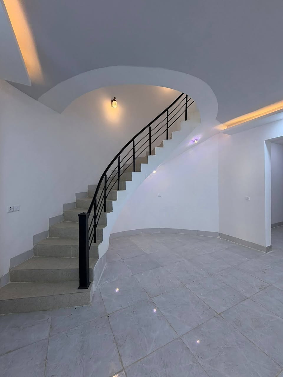 السلام عليكم 
🏛️بيت للبيع العنوان تكريت حي القادسية مربع الحلاوي قرب مدرسةحواء المساحة :300 م 
واجهة 10 ونزال 30 
يحتوي على ٥ غرف نوم +استقبال +مطبخ +صحيات عدد ٣ +مطبخ حار +بارد +حديقة +كراج 🚗 
للاستفسار؛***********
