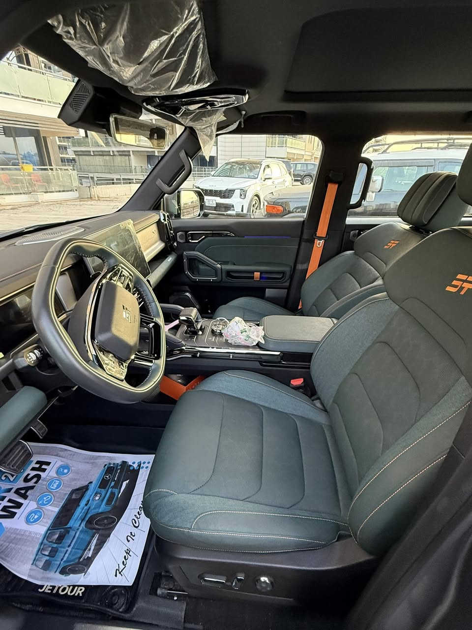 جيتور T2 2025
جيتور T2 2.0L LUXURY

الموديل: 2025 (هارلم)
العداد: 10,000 كم قابل للزيادة 

اللون: السلفر (المات المميز) داخل زيتوني

المحرك: 4 أسطوانات L 2.0 تيربو 254 حصان حقن مباشر
عزم الدوران (نيوتن-م): 390
ناقل الحركة: اوتوماتيكي دبل كلاتش من 7 سرعات
نظام الدفع: نظام دفع رباعي متطور من BorgWarner

الضمان الأساسي: 6 سنوات وعداد كيلومترات مفتوح
ضمان المحرك: 10 سنوات او 1،000،000 
بعدها داخل الضمان و الصيانة كلها داخل الشركة 

المواصفات:

*فتحة سقف بانوراما 1.1م
*إطارات قياس 20 إنچ
*الصندوق شفط
*الشباك الامامي المضاء  بجيتور 
*مثبت سرعة مع رادار تفاعلي
*نظام القيادة شبه الذاتية
*نظام الكبح التلقائي في حالة الطوارئ
*نظام تحذير الاصطدام الامامي والخلفي
*كاميرات محيطية 540 درجة
*حساسات أمامية وخلفية
*نقطة عمياء
*نظام تحذير مغادرة المسار
*نظام المساعدة للبقاء في المسار
*شاشة التحكم بقياس 15.6 إنچ
*شاشة القيادة بقياس 10.25 إنچ
*نظام صوتي متطور 12 سماعة من Sony
*نظام أبل كاربلاي وأندرويد أوتو لاسلكي
*نظام اوامر و تحكم صوتي
*مقصورة الركاب من الجلد الفاخر والكنتارا
*مقعد السائق والراكب كهربائي
*مقاعد السائق والراكب مبردة
*مقاعد السائق والراكب مزود بذاكرة لحفظ 3 وضعيات الجلوس
*إنارة ترحيبية مع إنارة محيطية متعددة الالوان
*عتبات الأبواب مضيئة
*مصابيح أمامية وخلفية أوتوماتيكية LED 
*التكيف التلقائي للضوء العالي
*نظام تقليل الضجيج النشط مع زجاح مزدوج
*المرايا الجانبية قابلة للطي كهربائياً ومدفئة
*دخول ذكي و تشغيل عن بعد
*خاصية إغلاق نوافذ وفتحة السقف عن بعد
*شاحن هاتف لاسلكي سريع
*نظام تنقية الهواء PM2.5 وفلتر N95
*مسند الذراع الوسطي مع ثلاجة
*انماط قيادة متعددة للطرق الوعرة
*وسائد هوائية امامية و جانبية عدد 6
*ماسحات الزجاج الأمامي مع حساس للمطر
*دوسات جانبية
*نظام الفرامل الأوتوماتيكي Autohold
*نظام التحكم بنزول المنحدرات
*نظام المساعدة لصعود المرتفعات
*نظام مراقية ضغط الاطارات

مكان السيارة بغداد / المنصور ***********
