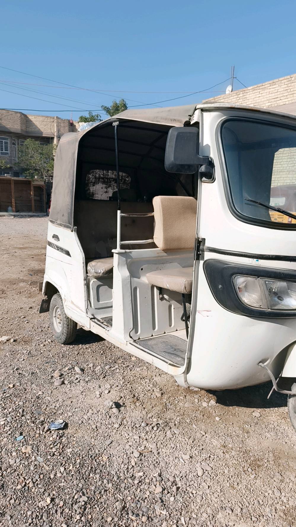 هذا تكتك TVS King جاهز للبيع. يتميز بمقصورة واسعة وغطاء لحماية الركاب من العوامل الجوية. الهيكل الخارجي والحالة العامة جيدة، ومثالي للاستخدام في الأعمال أو النقل الشخصي.