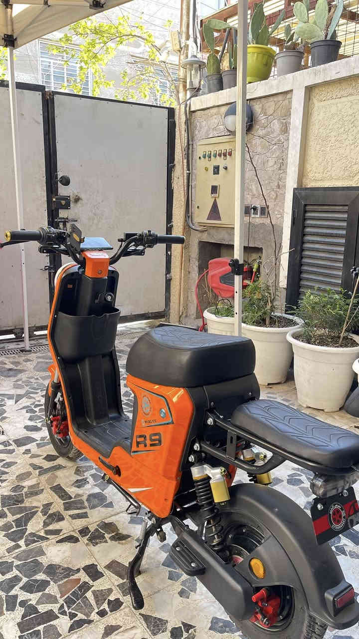(سلام عليكم ) دراجه شحن R9 2025 آخر إصدار
1- ملف 2000واط 
2- لد زنون عالي ناصي 
3- شركه ويلي 
4- أربع 4 سرع او نمر 
5- اشاير يمنه يسرى ودبل إشاره 
6- بيها بك R 
7- 5 بطاريات كبيره 
8- سرعتها (109) الحقيقي (60) تقريبا 
ملاحظه (فقط الشاشه السرعه عطلانه وسعرها هيه والشد 25 ) 
العنوان بغداد جكوك (***********) 
السعر (500) الف وبيها مجال الطيبين
