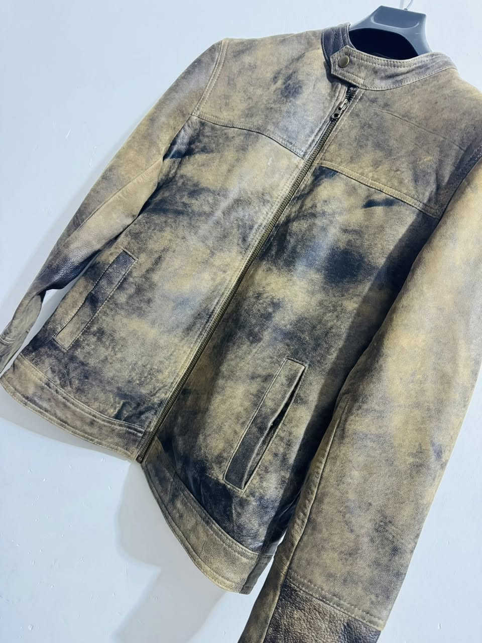 قمصله جلد طبيعي من ماركة سبلاش الإيطالية جديد غير مستخدم أقاصيه بل صور الاستفسار خاص او التصال ***********
