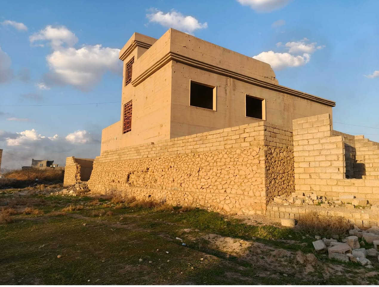 هيكل للبيع بيجي حي المهندسين غرفتين
وصاله ومطبخ حار وبارد وربعه 
مساحة القطعه 240 واصله تبليط 
رقم الهاتف ***********
