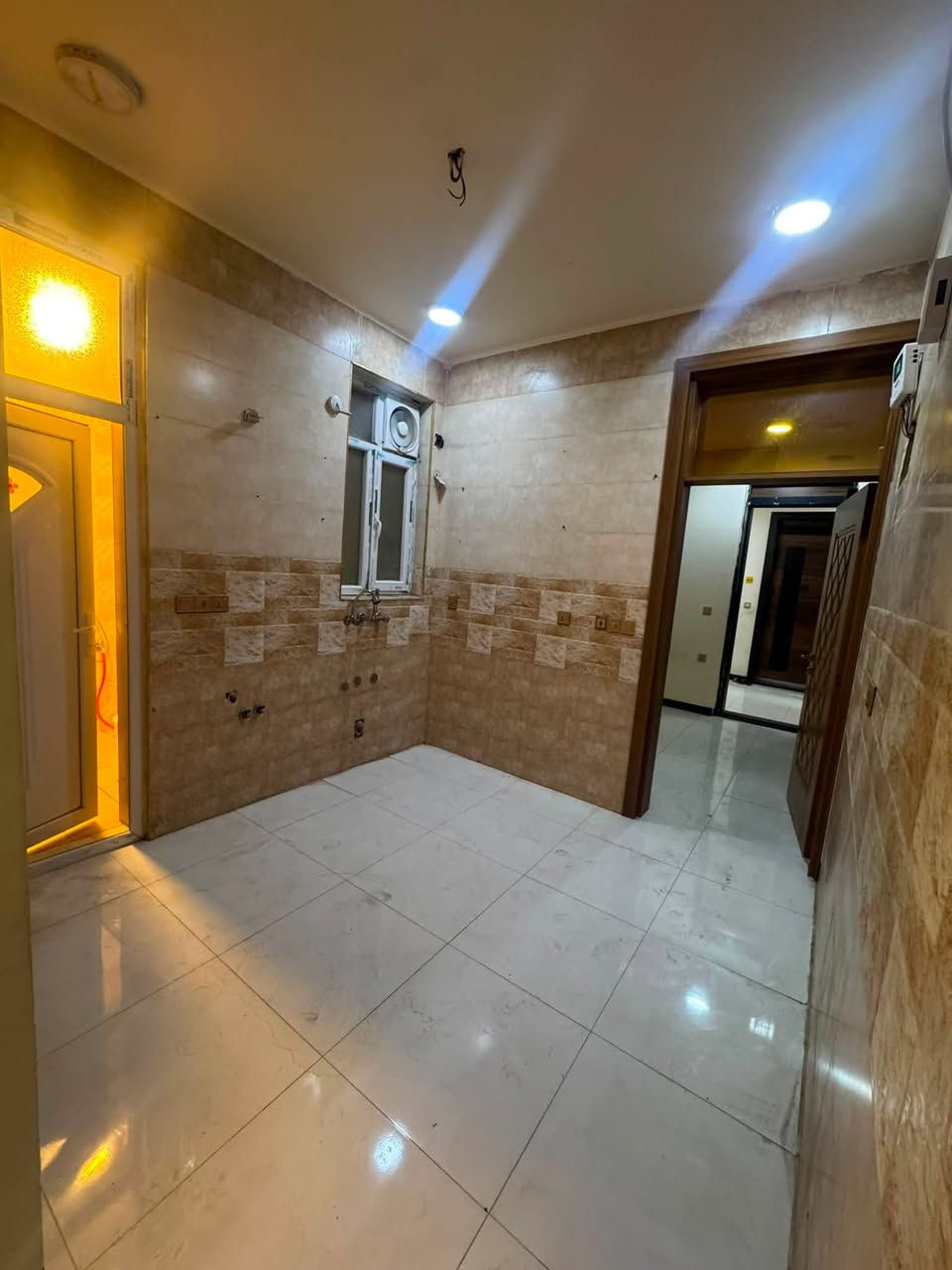 شقة للايجار
طابق ثاني 
غرفتين وصالة وخدمات 
مناور عدد 2 
مصعد شغال 24 ساعة 

الموقع 📍
الصليخ 📍
قرب جسر ال600 📍

*********** 📞
