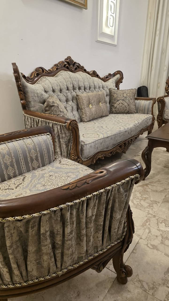 تخم تركي زان اخو الجديد ١٠ مقعد وطبلة وسط مليون وربع قفل 
***********
