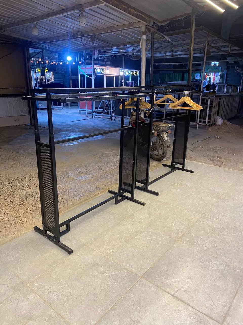 السلام عليكم
عارضة خشبية كوزمتك ثقيلة مع زاوية تتركب و تنفصل 

حلوة وعملية وما مستخدمة غير شهر واحد جديدة يعني 

و ستاندات وسطية 2 تعاليق من الجهتين وتسفيط ملابس ليفوك 

ستاند اكسسوارات دوار 

ومتوفر ايضا تعاليك وهوكات اسعار مناسبة 

مكاني بغداد حي الجامعة

تواصل خاص 👇🏻

او واتساب ***********
