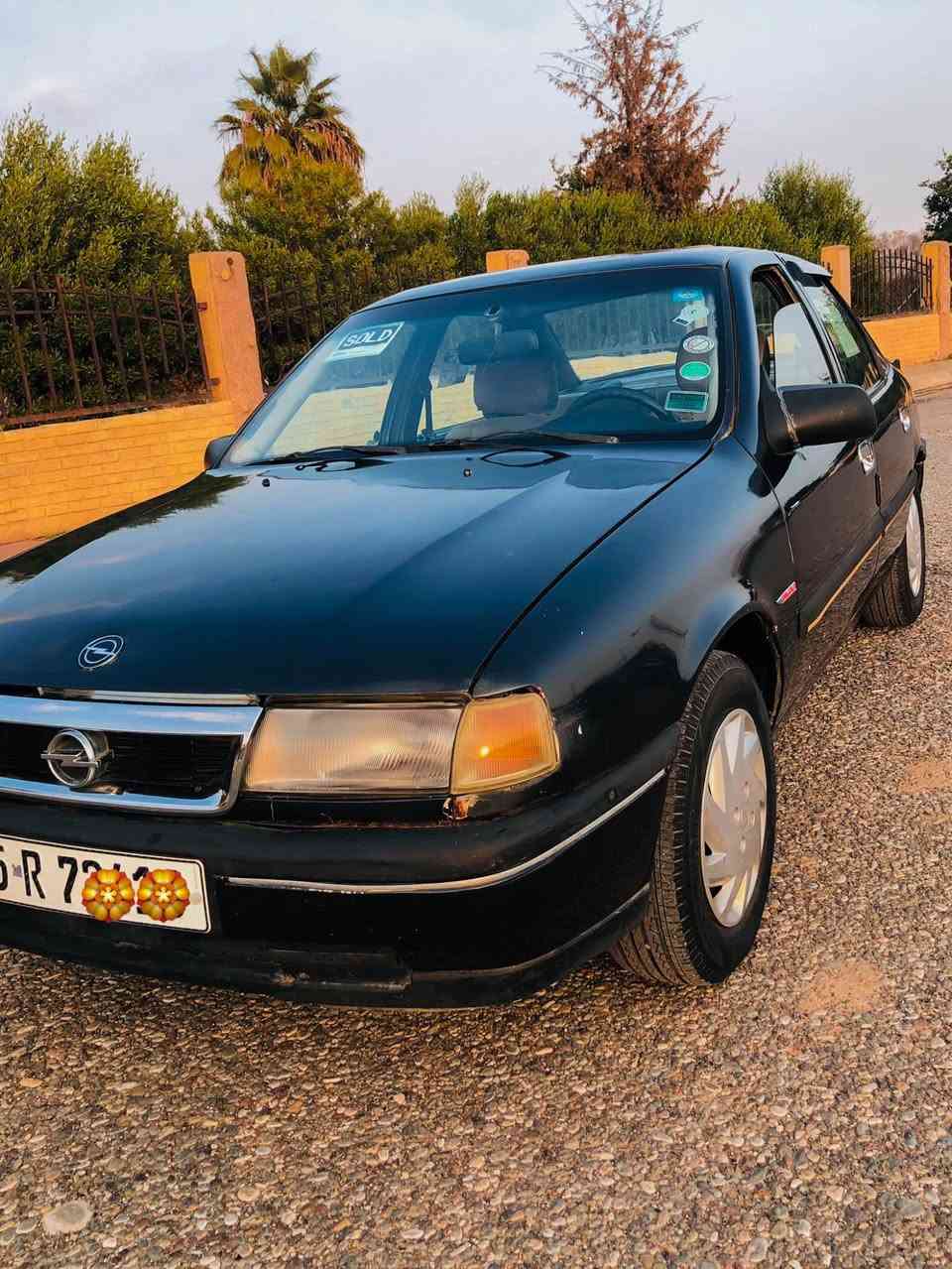 فگترا ١٩٩٢ نظيف كلشي بي اصولي 
حجم ١٦ ..صدر كامل جديد مبدل قبل سبوع باتري جديد تخم تاير مبدل
گير ومحرك بالشرط نظيف صافي اي صوت مابي
سنوية مشروع وطني لحد 2031
السنوية بأسم صاحبي وشرط التحويل 
دفتر بانزين مقدم بيها باقي شهر ونص ويطلع.
تدفئة كهربائيات كلها شغاله
بيها شوي معجون بالباب وبالجامرلغ الايمن ومصبوغة حزام للجمالية.
 سيارة كاملة ماتحتاج اي شي.
السعر ٣٩ وبي مجال قليل.
*********** وتساب. كركوك, العراق
