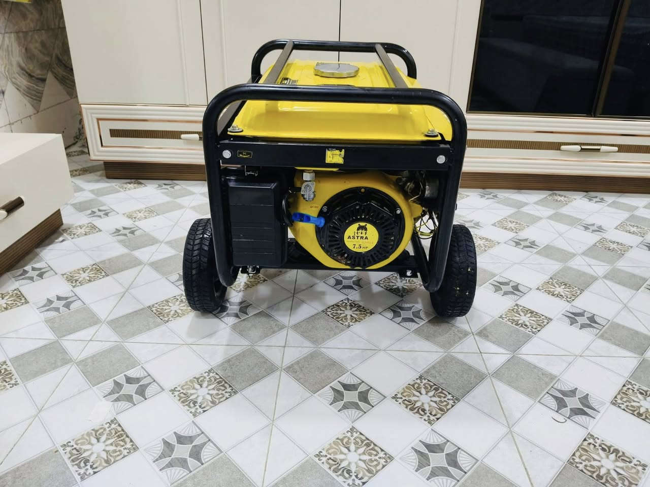 سلام عليكم مولده استرا ام الذيب الباب الاول بانزين.3ونص كيفي 15امبير ملف نحاس . الحجم الكبير . مولده كلش نضيفه مشتغلا سبوعين فقط بلاديه مداخله اي تصليح نكره بالتشغيل السعر 200مكاني  بغداد الشعب ويوجد خدمه توصيل لرقم الهاتف***********
