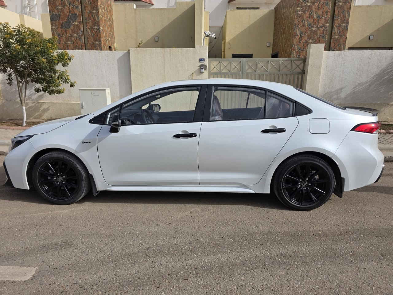 السلام عليكم كورلا هايبرد  2025 S بلاك ادشن اعلى فئة بالكورلا فول ١/١ رقم بغداد باسمي ماشية 45 الاف مكفولة من ضربة وصبغ وتبديل المواصفات بصمة فتحة داخل احمر ويل اسود كرسي كهرباء ٣ حركات و٣ وضعيات قيادة هاندبريك دكمة اوتو هولد شاشة ابل كار بلاي تبريد بيانو مانع انحدار ومانع انزلاق رادار امامي قيادة ذاتية تحديد مسار وبعد بيها هواي مواصفات السعر 160 مكاني بغداد المواصلات للاتصال  ***********
