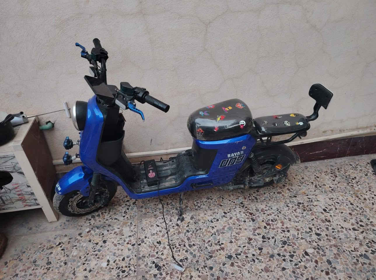 السلام عليكم دراجه شحن ريان 009 للبيع جديده استخدام 5 اشهر عليها بريكات تزويد وعنبار وعليها لايتات زنون بومه اصلي بطارياتها الريان 4 كبار 32 امبير كل نقص مابيها بيها بس شخوط صغيرة بل كفرات ممبين الملف مالتها 1200 سرعتها 55 حقيقي بتطبيق ويز السعر 450قفل🔒 راسلني خاص وتدلل هاذ رقمي ***********
