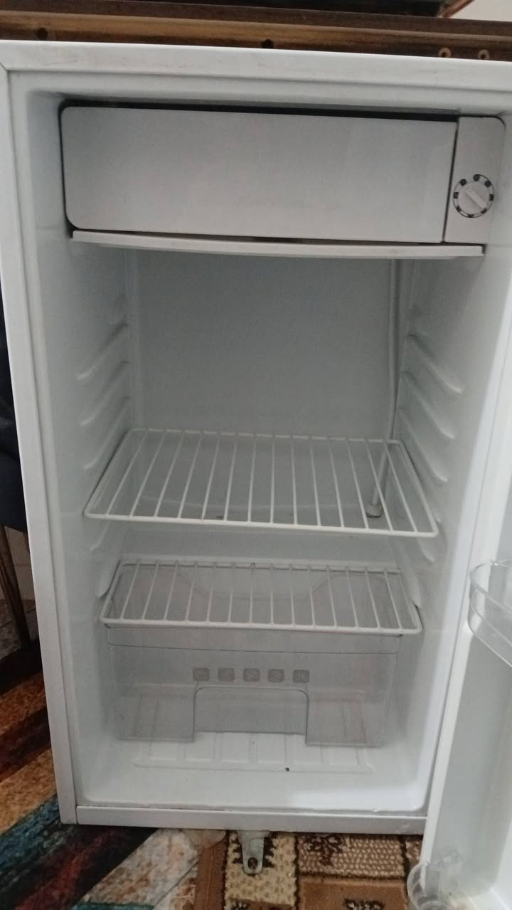 ثلاجة رويال حجم ٥ قدم شغالة وبحالة ممتازة سعر ٨٠ ألف عنوان بداية مدينة الصدر أولى موبايل ***********
