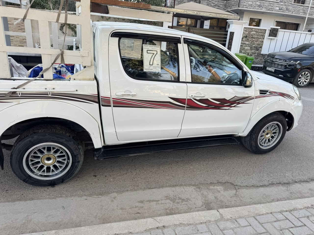 سلام عليكم 
للبيع فقط بدون مراوس 
بيكم فتون 2018 صيني سياره جديده رقم بغداد بسمي 
هزه جديده و رقم جديد 
بيها شبر بارد بالبنيد و شبر بارد ب جاملغ امامي فقط 
محرك و كير خير من الله 
تبريد شغال 
شاشه جبيره 
داخل جلد 
داخل صاج 
سياره ما نقص كلشي 
الاستفسار 
*********** 
مكاني بغداد الدوره
