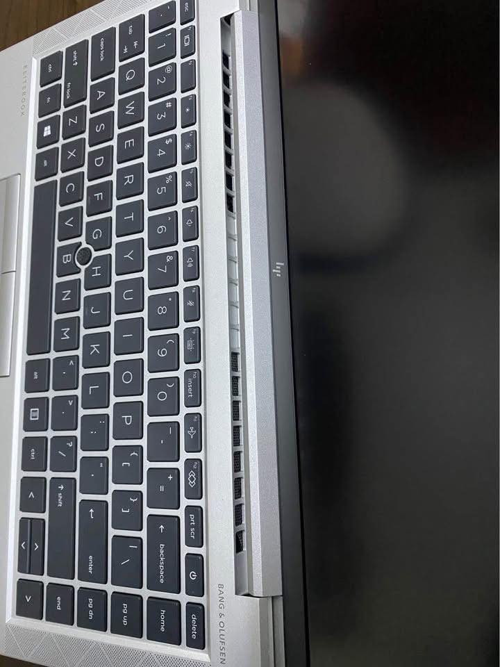 لابتوب HP أبيض بمواصفات قوية (جيل 12) - أداء سريع جداً
الموديل: HP Laptop 15s-fq5xxx
المواصفات الفنية:
• المعالج: Intel Core i5-1235U (جيل ثاني عشر حديث) يحتوي على 10 أنوية لضمان سرعة خرافية في الشغل.
• الرام: 8 GB DDR4.
• الهارد: 512 GB من نوع SSD (إقلاع النظام خلال ثواني).
• الشاشة: 15.6 بوصة بدقة Full HD واضحة جداً.
• النظام: ويندوز 11 برو (Windows 11 Pro) أصلي.
حالة الجهاز بكل أمانة:  الأداء: الجهاز شغال 100% ولا يوجد فيه أي عيب داخلي، سريع جداً في التصفح، الدراسة، والبرامج الهندسية أو المكتبية.   النظافة: نظيف جداً من الداخل والبطارية بحالة جيدة.
السعر350
عنواني بصره يوجد توصيل 🚚


**إذا كنت صاحب هذا الإعلان وتريد حذفه لأي سبب، رجاءا أرسل رسالة إلى الدعم الفني**