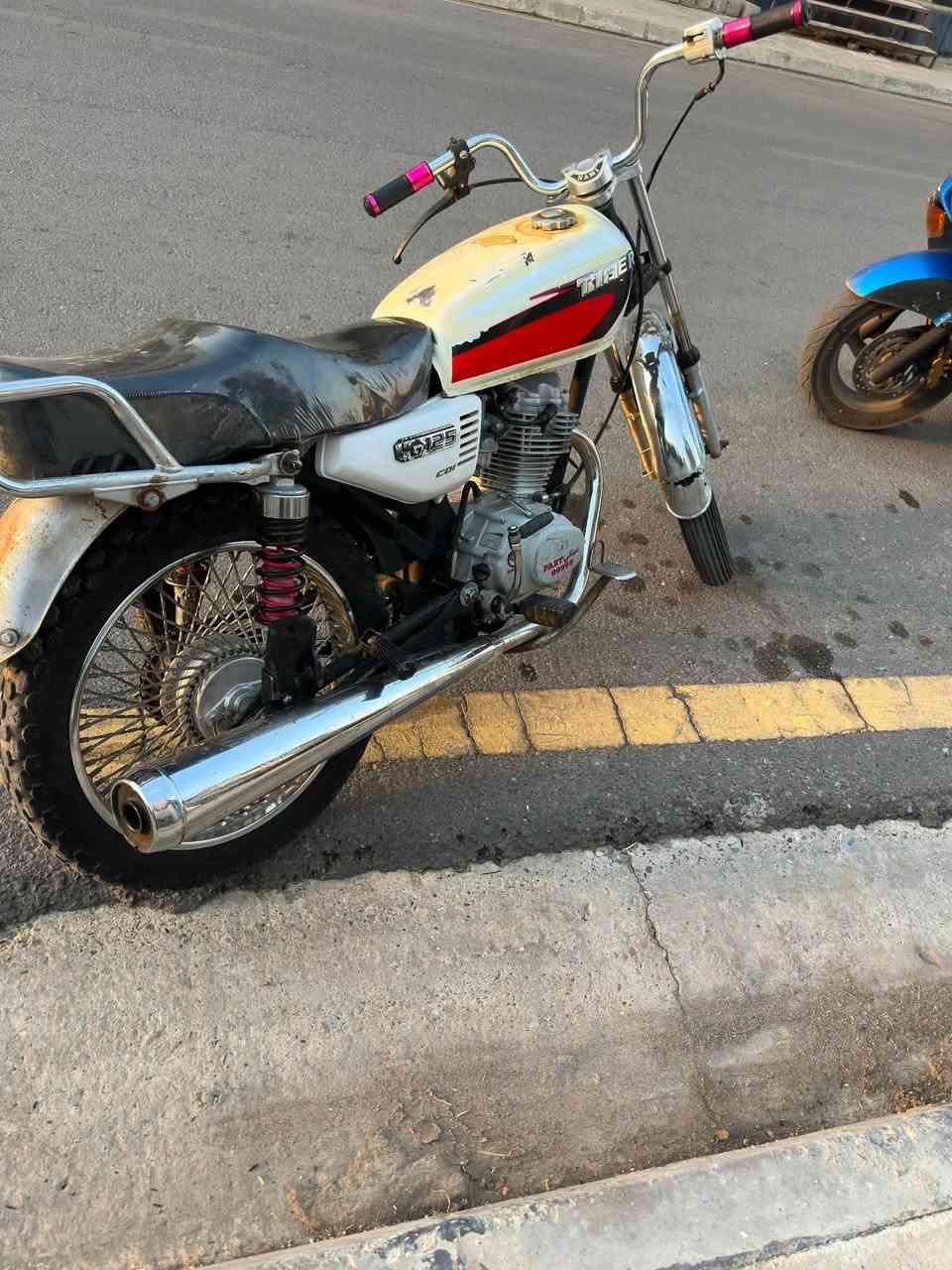 سلام عليكم دراجة بارت 99999 مكينه فول فقط مفتوحه بستم و يعتازله بس چبنه عتلة مال كير السعر 200 وبي مجال / الرقم *********** / موقع / حي عدن
