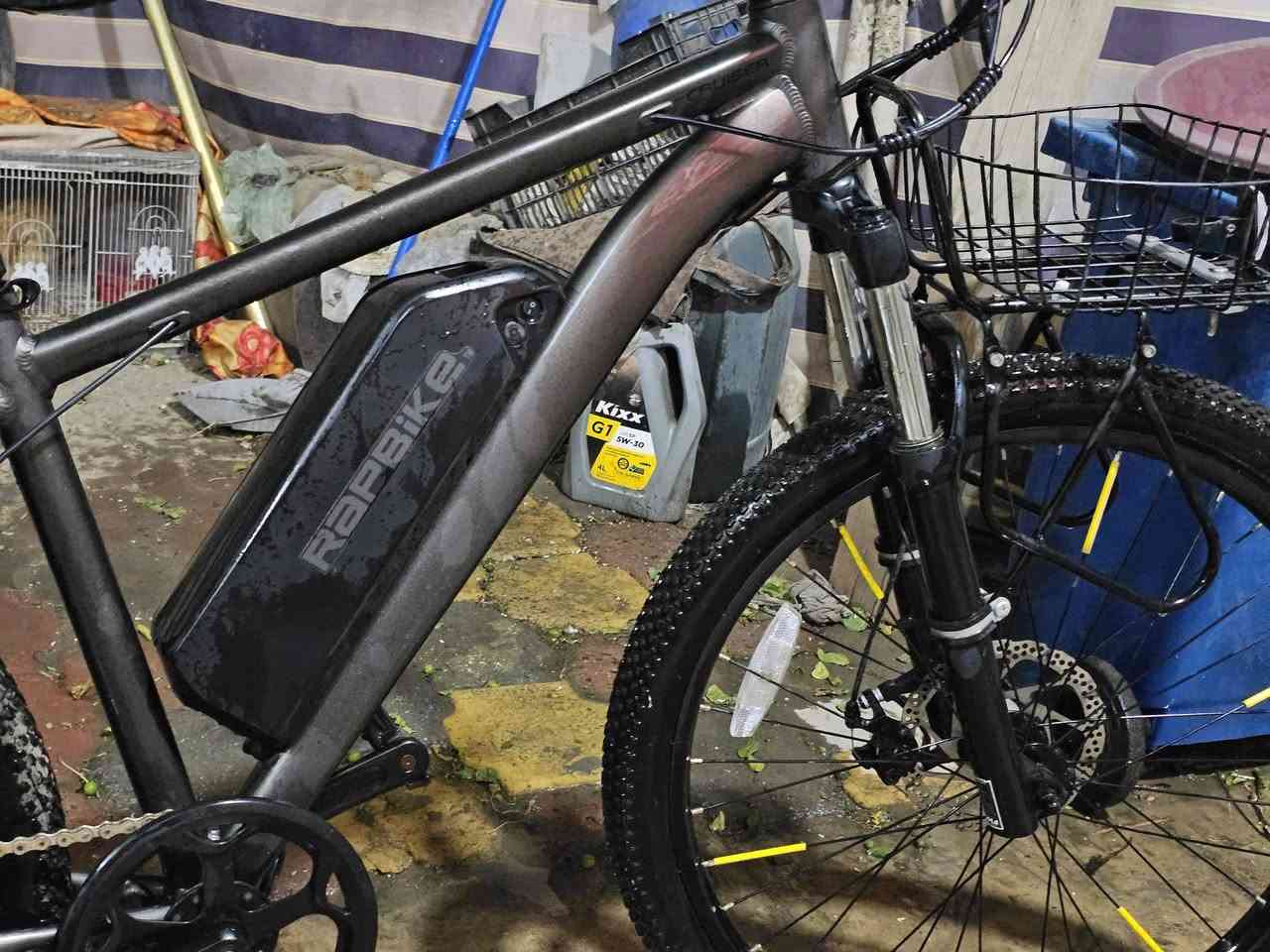 بايسكل مساعد شحن + سكليتر
بطارية ليثيوم - اوتليت امريكي يقيس ب الميل - غراضه كلها بلادية من شاحن و باقي القطع - اخو الجديد ماشي قليل - سياقته سلسة و مريحة - سبب البيع اخذت ماطور شحن و عوزت فلوس - يمشي سرعة ١٨ ميل ما يقارب ٢٥ كيلو لوزن ٩٥ يعني الاقل وزنا يمشي اسرع اكيد - ويا كماليات بك لايت سمارت مع جهاز تنبيه سرقة و بصمه - لايت امامي يحوي هورن و ثنينهن شحن وليس بطاريات .
مكاني بغداد العطيفية ،
 السعر ٣٥٠ الف فقط و الي عنده علم بأسعارهن يعرف شلون سعر لكطة 
رجاءً فقط الجاد بالشراء يراسل


**إذا كنت صاحب هذا الإعلان وتريد حذفه لأي سبب، رجاءا أرسل رسالة إلى الدعم الفني**