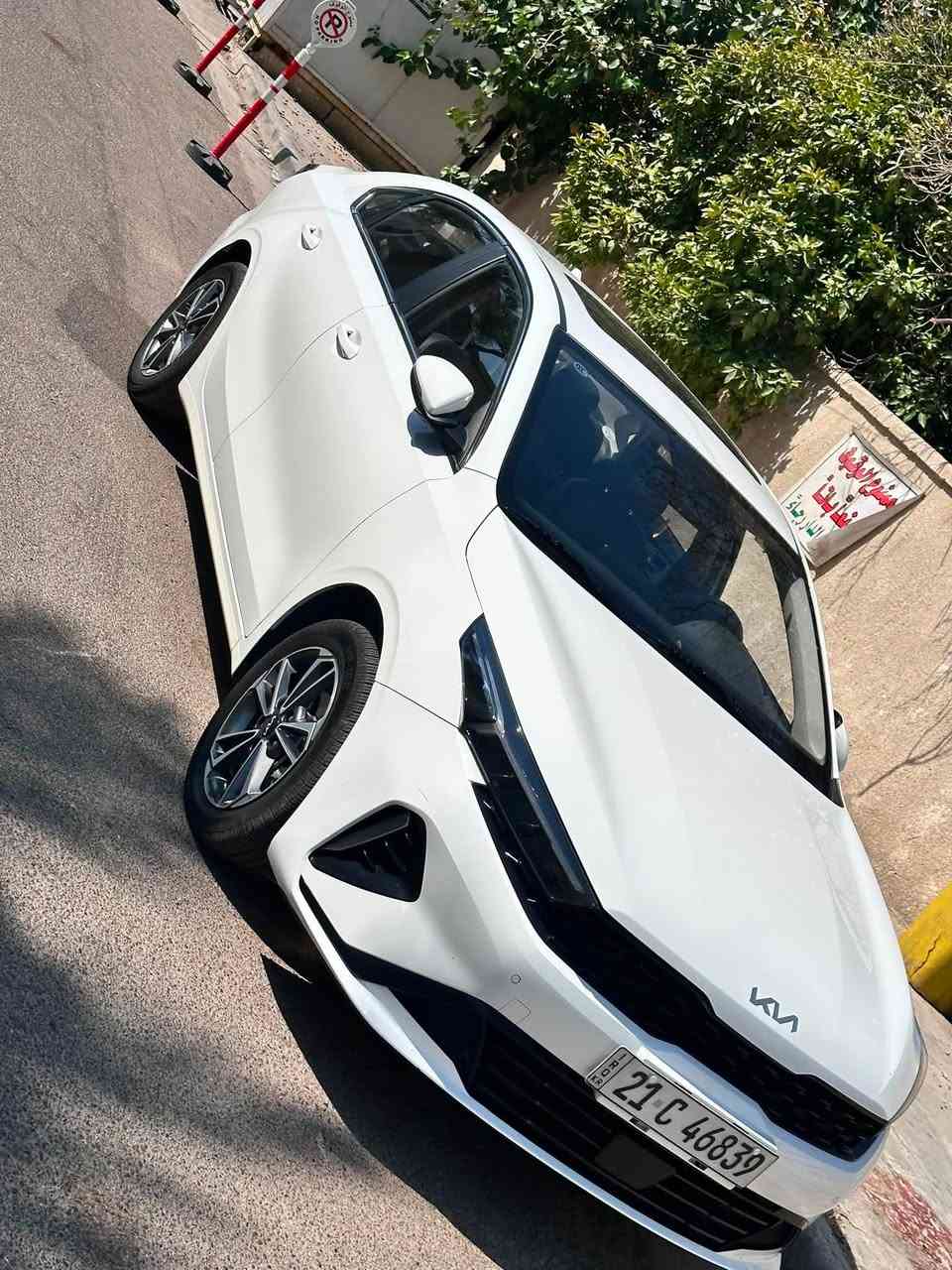 السلام عليكم 
 سيارة كيا كي ثري KIA K3 فول مواصفات للبيع
رقم شمالي سليمانية موديل 2024 ماشية 38 الف
بدون ضربة فقط بها شخطين بالجنطة وباب السايق خفيفات جدا مثل ما موضحات بالصورة وفطر بالبك لايت 
سيارة نضيفة جدا من الداخل والخارج وناصبة 
السعر 136 
مكان السيارة بغداد جادرية
رقم: ***********
