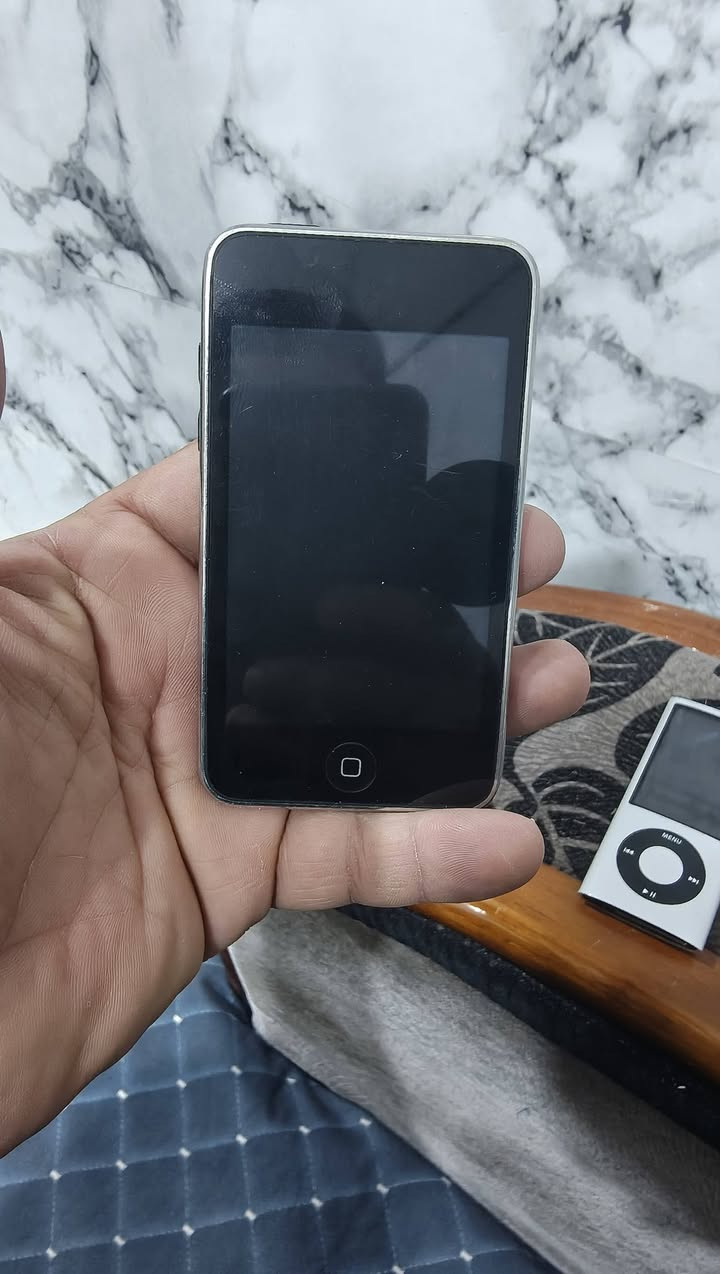 سلام عليكم ايبود تج لمس وايبود نانو ذاكرتهم ثنينهم ٨كيكا نانوا بطاريته  تعبانه بس يشتغل على باور بانك طبيعي بس مابيه ولااغنية حذفتهن كلهن لان اجنبيات والتج لمس متروس العاب مابيه اغاني ولااي شي فقط العاب مابيه شي بطاريته زينه للبيع اومراوس شنوا عندك  البصرة ماعندي توصيل  ملاحظة كيبل شحن واحد للذلك ابيعهن لو ثنينهن لو مراوس بيهن ثنينهن  ***********
