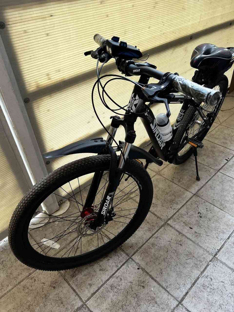 دراجه هوائيه ماركة sirdar S-900 جبليه المنيوم صناعة تركيه
جديدة 9 نمر خلفي و3 نمر امامي 

قاعده مطاره 

جرس دراجه

 يتحمل وزن عالي الحجم 27.5  

مبدل ويل خلفي وشادلة تاير وجوب جديد ويجي وياة المقعد الاصلي مالتة ومقعد طبي 

ومطارة وهورن كهربائي و لايت امامي و قاعدة تلفون 

دبلات امامي تكدر تتحكم بيها تقويها و تخففها و تقفلها 

بريكات ديسك 

سيبايه خلفيه تتحمل وزن 5 كيلو 

بايسكل مجهز تجهيز كامل 

(السعر 200 الف) و بي مجال

(مكاني بغداد حي الخضراء)

رقم تلفوني ***********
