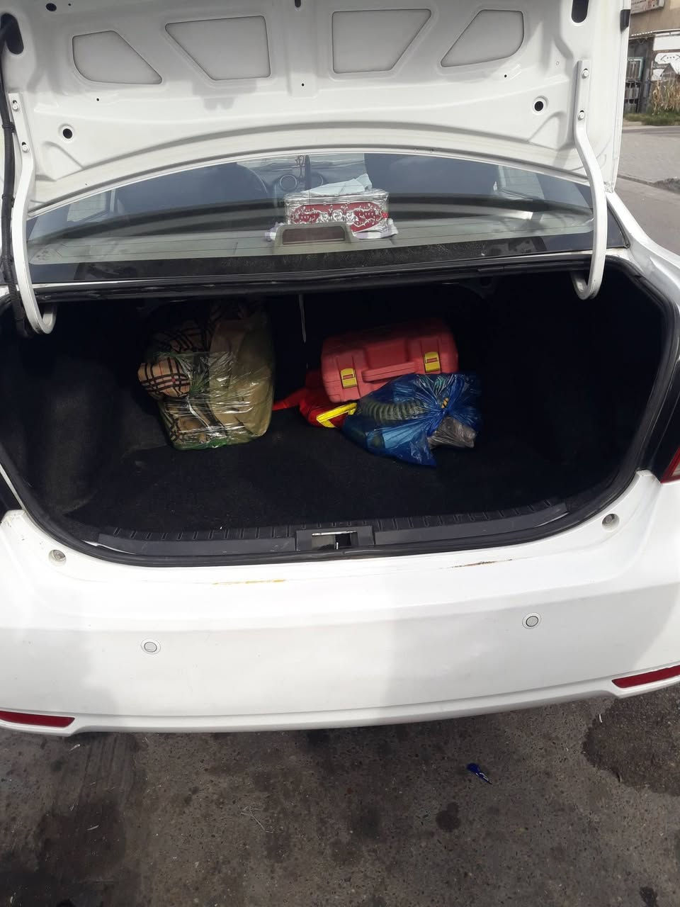 السلام عليكم للبيع بيوايدي ج ثري  موديل ٢٠١٣ سيارة مكفول من كل شي للبيع سعر ٦٣ وبيها مجال *********** مكان السياره بغداد حي العامل
