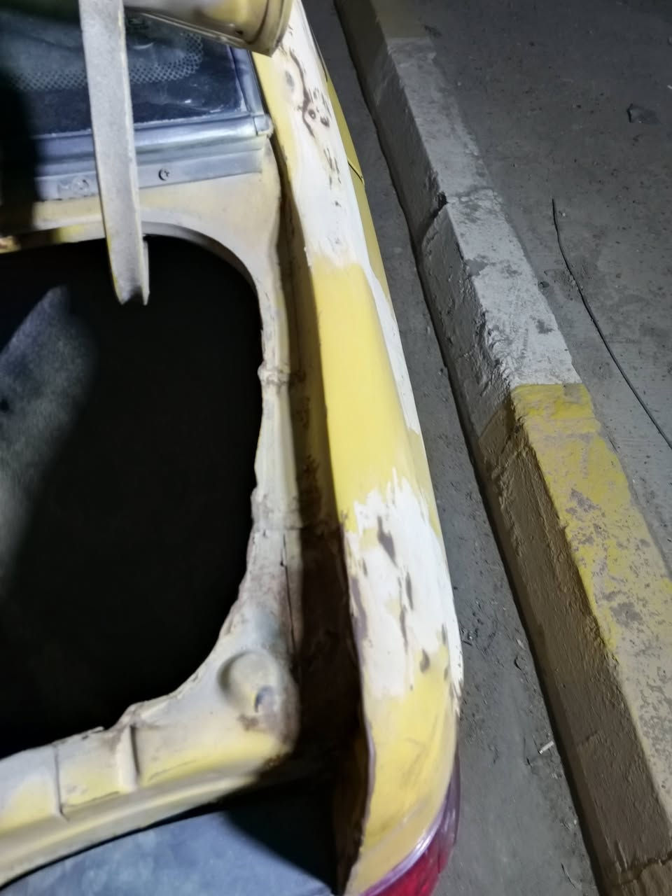 سلام عليكم 
موديل 12ابيع كوم حديد فقط بصمه 
محرك انقص كل 10ايام انقص ربع لتر
تخم تاير صدر امامي وخلفي جديد مشط مجفت 
مكاني مستل 
***********
غرامه عليه 400الف تنزل من سعره حسب انفاق سياره مال شغل
21وبيه مجال
