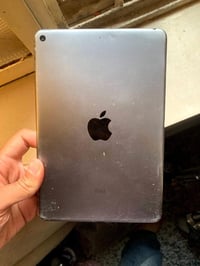 ايباد ميني 5 بلادي ذاكره ٦٤ فقط دكمه البور تشكل وكلاسة تحتاج تبديل وخط...