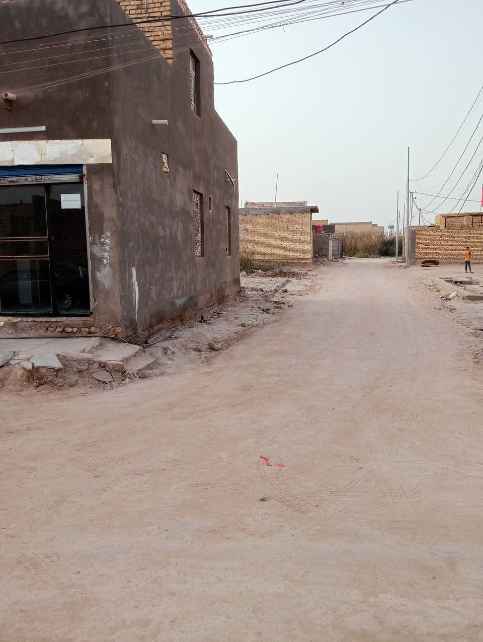 السلام عليكم اخوان بيت زراعي للبيع المساحه 200 البناء بلوك خدمات كامله البيت يتكون من غرفتين ودوانيه ومطبخ وغرفه قاط ثاني البيت نزله ابو كامل الرئيسيه مقابل النزله الاولى مال حي الجوادين الاستفسار على الرقم او واتساب ***********
