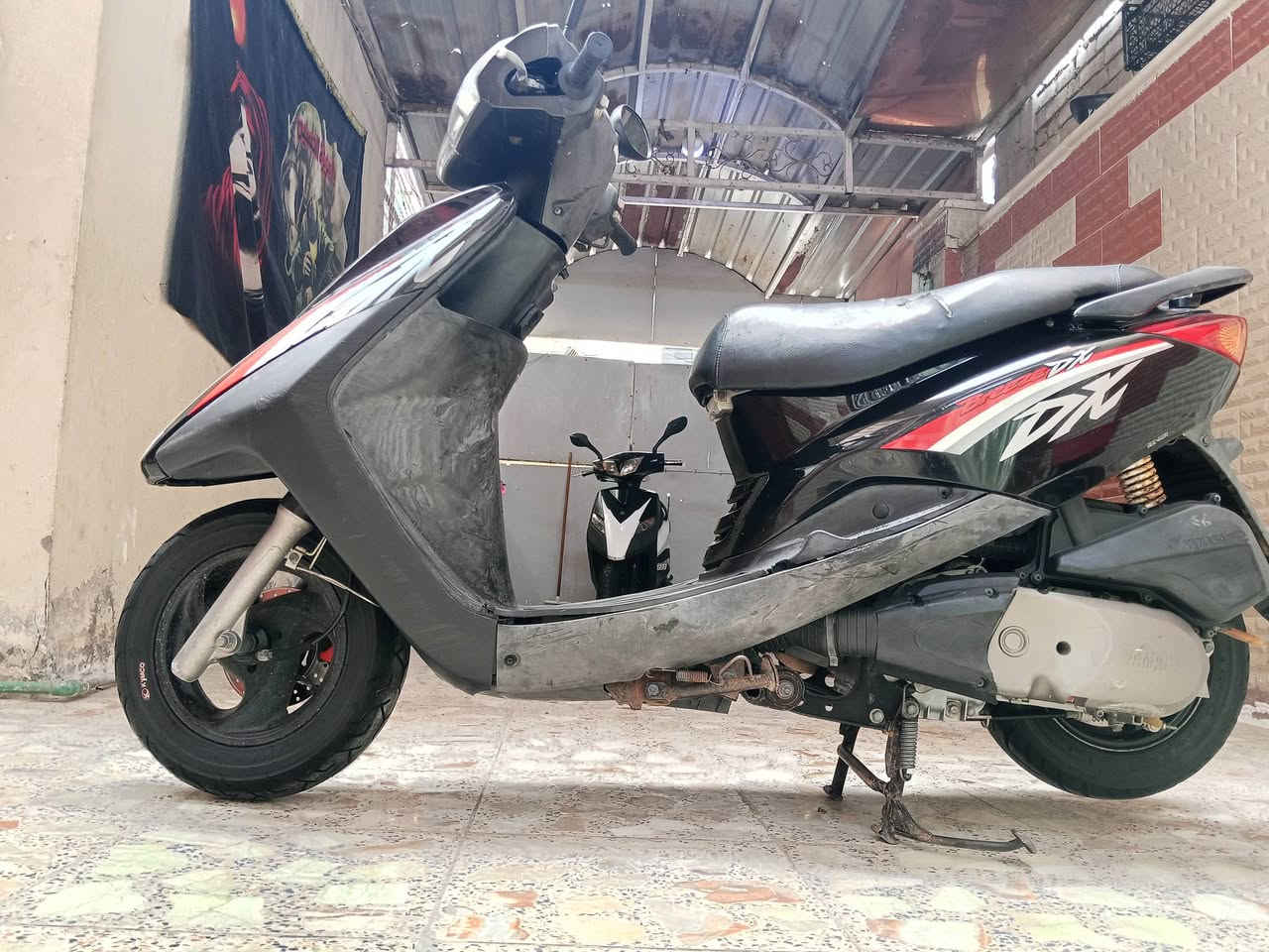 السلام عليكم
دراجة بغبغاء ياباني جديدة لوك 

سرعة 140 خطين نوزل اسلف اصلي 
كفراتها اصلية ومختمه ختم واحد مع محرك 
محرك ناعم ومكفول كفاله عامه وراقها ابسمي 
كهربابات عدادات كيجات دبلات كلها شغال 
الشراي يتصل ***********
شرط جيب فيتر وتعال فحص براحتك مكاني بغداد 
سعر تصل على خط لو واتساب متوفر
