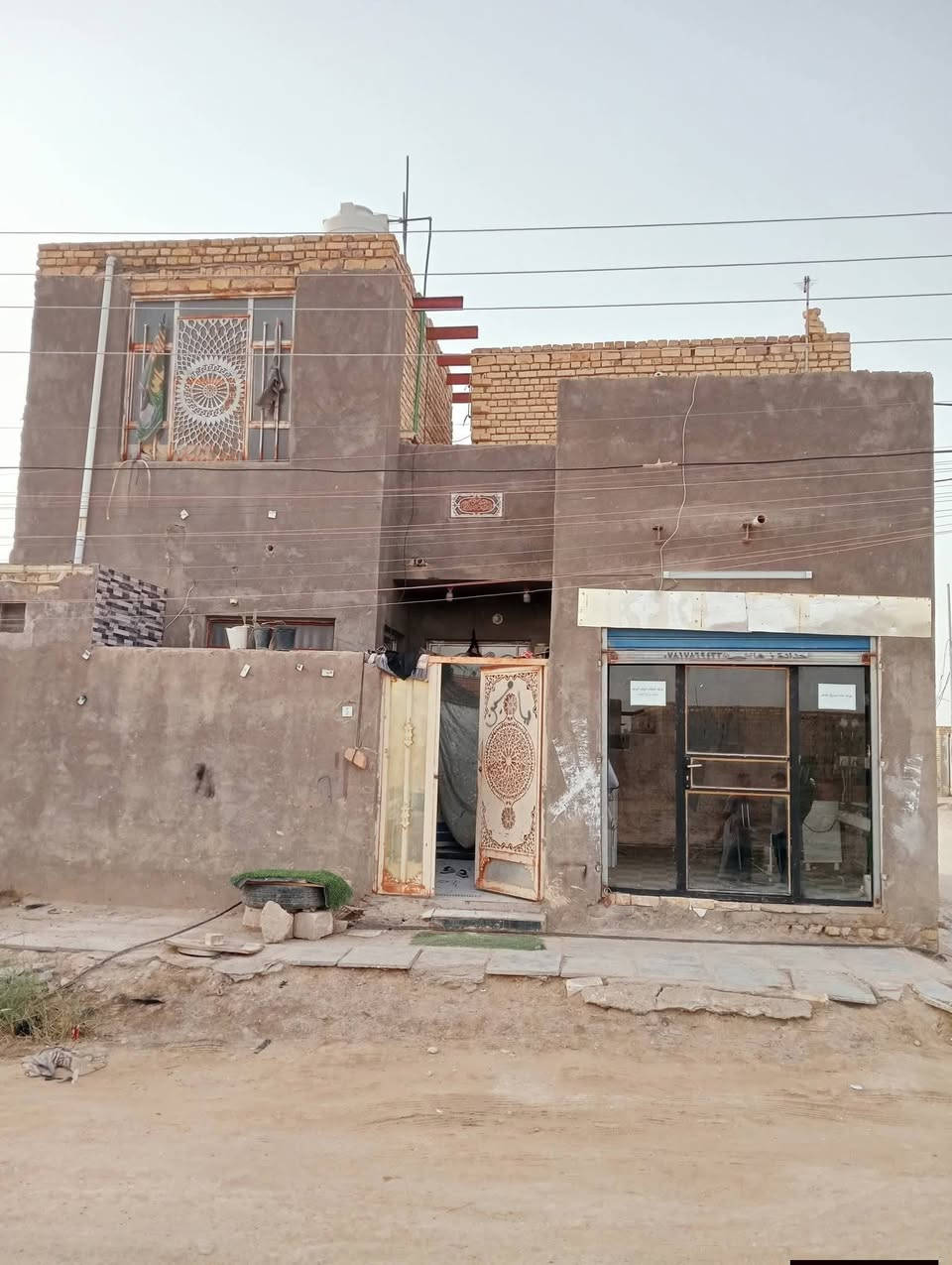 السلام عليكم اخوان بيت زراعي للبيع المساحه 120 البناء بلوك خدمات كامله البيت يتكون من غرفتين ودوانيه ومطبخ وغرفه قاط ثاني البيت نزله ابو كامل الرئيسيه مقابل النزله الاولى مال حي الجوادين الاستفسار على الرقم او واتساب ***********
