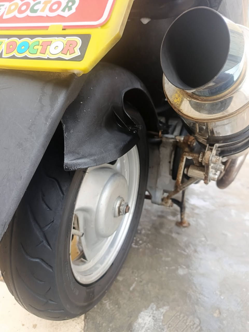 السلام عليكم دراجه ماكس عدله دراجه صالها شهرين نازله من الوكيل الدراجه خير من الله نكره بأي وقت الدراجه بيها تزويد خارجي
أصابع ابريك 
صدر أمامي 
دبل خلفي سبع ألوان 
صالنصه حلزوني أصلي
وبيها بعد نواعم 
غراضها البلاديه موجوده وياها
الدراجه شلعه ومعدل جيب وياك فيتر وتعال افخص 
للاستفسار اتصل***********
