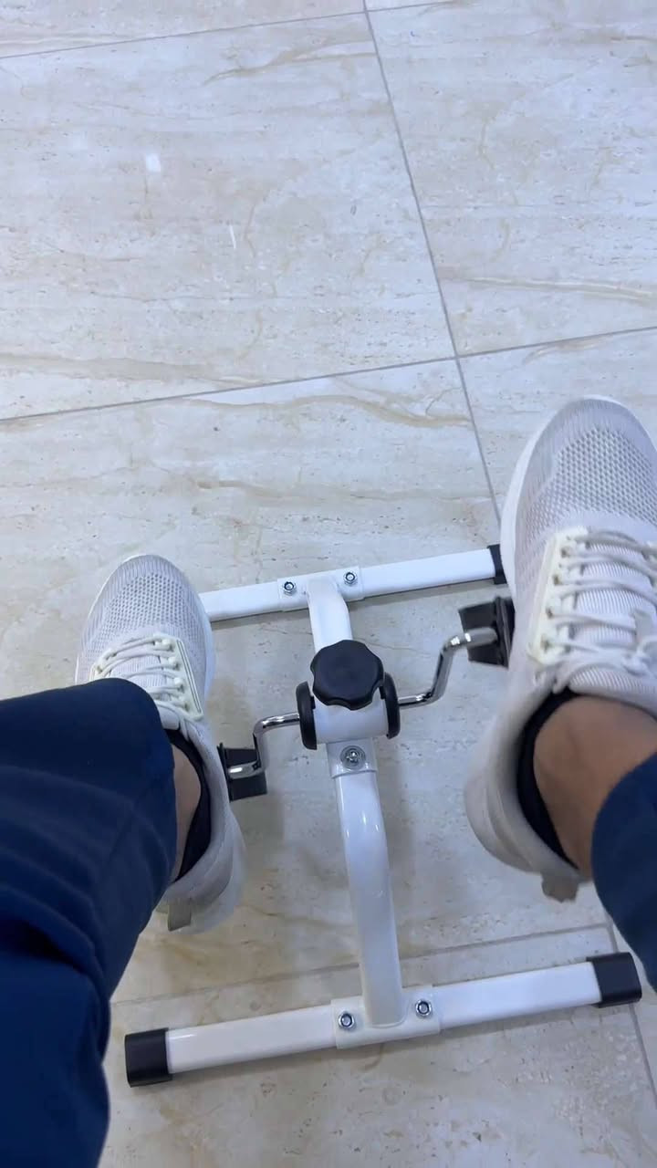 جهاز تمرين الأرجل GRAND EASY EXERCISER 111
السعر 20 الف

الاستخدامات:
جهاز تمرين منزلي يساعد على تحريك المفاصل وتقوية عضلات الساقين وتنشيط الدورة الدموية. مثالي لكبار السن أو لمن يحتاجون تمرينًا بسيطًا أثناء الجلوس على الكرسي أو الأريكة.

المميزات:
تصميم معدني ثابت ومتين غير قابل للطي.
يُركّب بسهولة من خلال البراغي والمسامير المرفقة.
مقاومة قابلة للتعديل بواسطة مقبض الدوران العلوي.
دواسات مريحة مزودة بأشرطة لتثبيت القدمين بإحكام أثناء التمرين.
قاعدة ثابتة بأطراف مطاطية مانعة للانزلاق.
لا يحتاج إلى كهرباء أو بطاريات.
مناسب للتمارين الخفيفة اليومية وتحسين اللياقة العامة.

محتويات الصندوق:
هيكل معدني رئيسي.
دواسات مع أشرطة تثبيت.
براغٍ ومفاتيح تركيب.
دليل الاستخدام.

المقاسات:
قياس الكارتون:
الطول: 46 سم
العرض: 9 سم
الارتفاع: 16 سم

ملاحظات:
يُستخدم على أرضية مستوية وثابتة فقط.
غير قابل للطي.
مخصص للاستخدام المنزلي.


**إذا كنت صاحب هذا الإعلان وتريد حذفه لأي سبب، رجاءا أرسل رسالة إلى الدعم الفني**