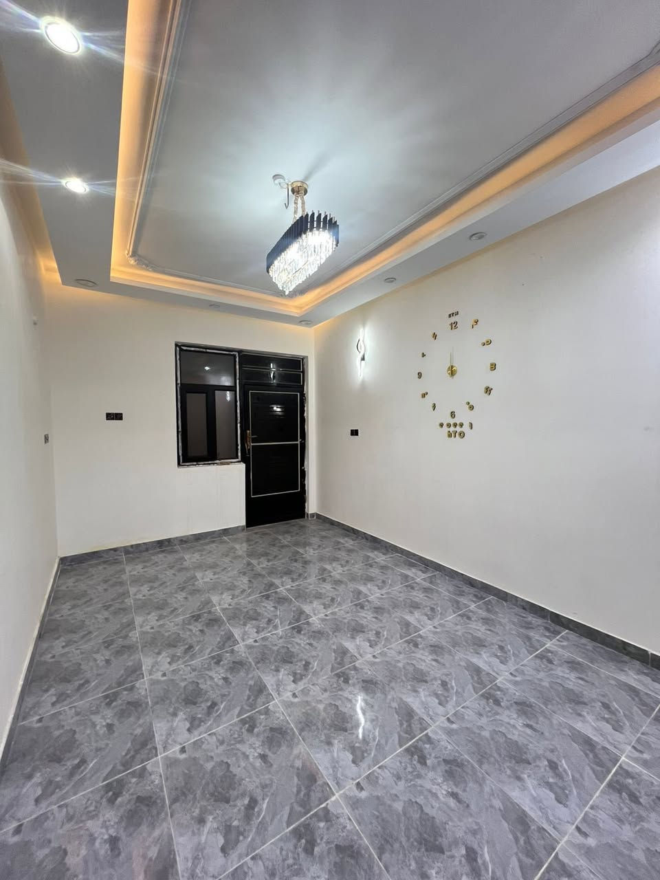 ﷽ 
عقار للبيع في حي القادسيه 
⚜️مقابل حي الامير والمعرض الدولي لنجف ⚜️
جديد بناء 2025 شارع البيت ١٥ ⚜️
كامل التجهيزات الكهربائية وايضاً ثريا كبيره الحجم من الطابق الثاني الى الاول هدية مع البيت 🎁  مساحه البيت 110✅
ثلاث غرف ف الطابق الثاني وغرفه وحده بالطابق الاول 
كامل تجهيز صحيات 
غير مسكون جدديد بناء جناي ارقى بناء ✅
بناءvip ⚜️
للاستفسار واتساب 
***********
