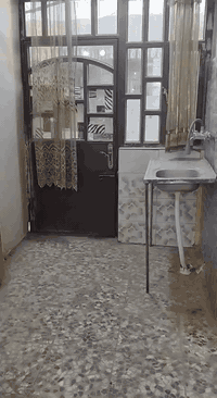 طابق ثاني معزول درج خارجي للإيجار في حي البنوك قرب مدرسة الفاروق يحتوي على صالة ومطبخ وغرفة نوم (يفضل عائلة صغيرة) للاستفسار ***********
