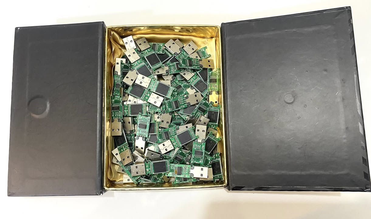 فلاشات طلعن ويه الغراض مساحتهن 4 كيكا أصليات سانديسك مو تجاريات تعبانات اصلي مختوم عليه الياخذهن على باب الله يستفاد منهن 100 قطعه 
القطعه ب الف وربع


**إذا كنت صاحب هذا الإعلان وتريد حذفه لأي سبب، رجاءا أرسل رسالة إلى الدعم الفني**