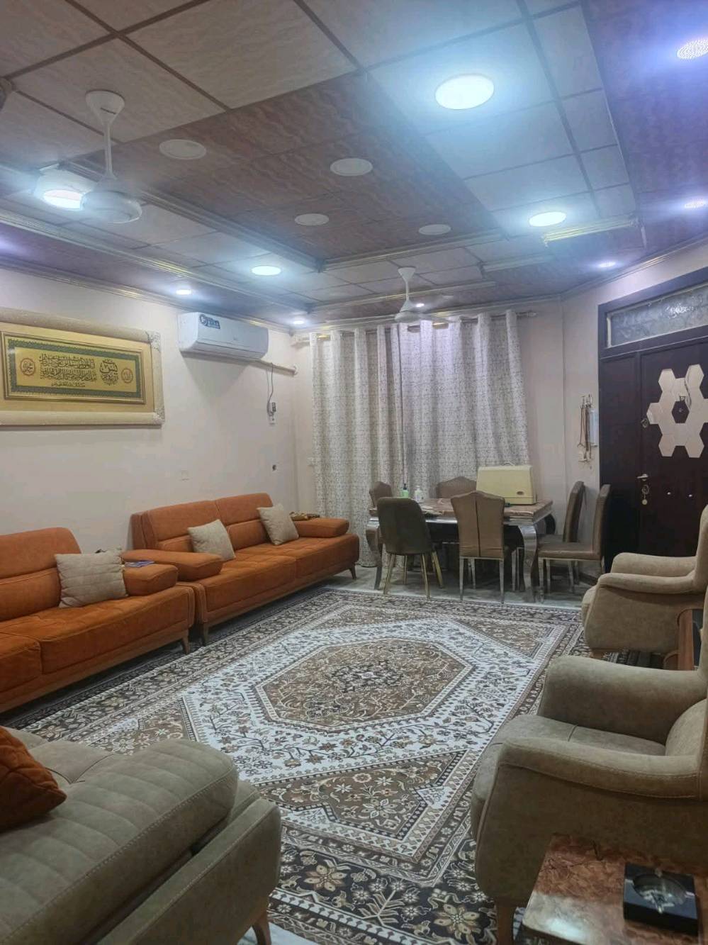 سلام عليكم 
دار للبيع
مساحة 200م
10×20
طابقين 4 غرف نوم صحيات 2 شقوف ثانوية طابقين 
ابواب قاصة 
الارضيات كاشي كل البيت 
المجاري منهول سبتتنك
الاناره بوري دفن قابله للتبديل 
الشبابيك بلاستك وكتائب حديد 
كراج وحديقة 
ممرات خارجية خلف البيت 
السطح شتايكر 