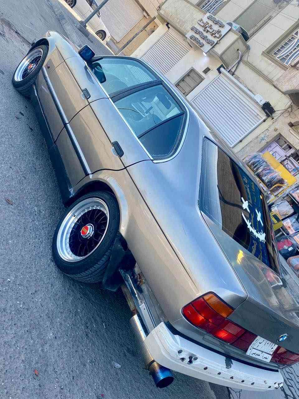 السلام عليكم للبيع BMW مديل 1992
مكينه وكير كفاله حجم المكينه  535i 
رقم بصره سنوية ما منتهيه تحويل ثاني يوم 
حداده حلوه 
تبريد شغال دواخل حلوه دشبول جديد 
لايتات زنون عالي وناصي العيون متغيره إلاوان 
تخم تاير ويل رياضي كزوز رياضي صووت رعب
السعر 43 $ عنوان بصره رقم 
*********** البصرة, العراق

