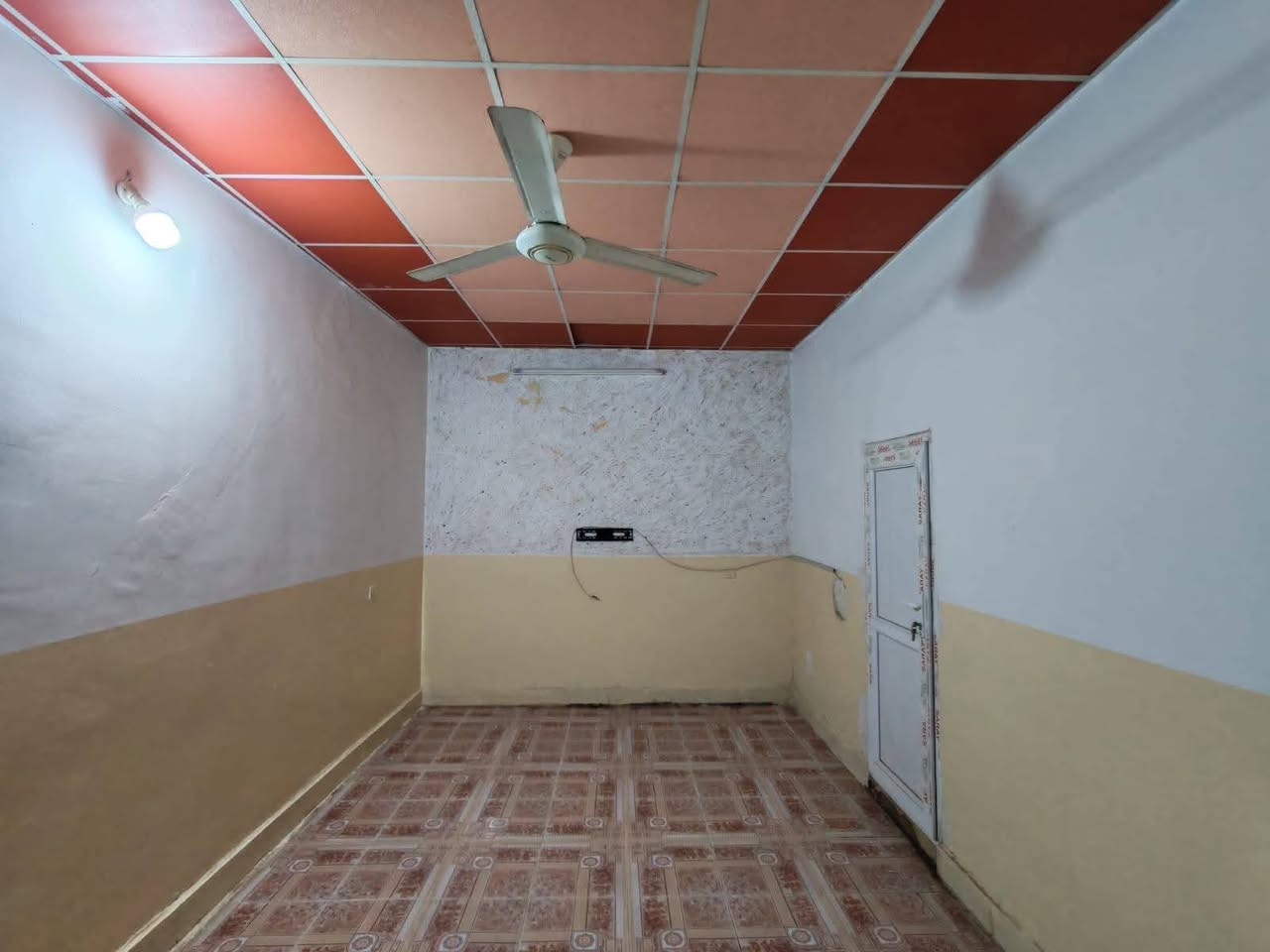 #دار #للبيع--130م 
#العنوان:-بنجاعلي خلف صيدلية شيخاني خلف تجاري 
ماء حلو 
_______________ 
بناء نضيف 
فرع تبليط 

#المحتويات: 
غرفة نوم.هول.مطبخ.استقبال صحيات كراج 
_________________
سعر 42مليون بي مجال
______________________________
#للأستفسار الأتصال على الارقام التالية :-
 ***********
 ***********
