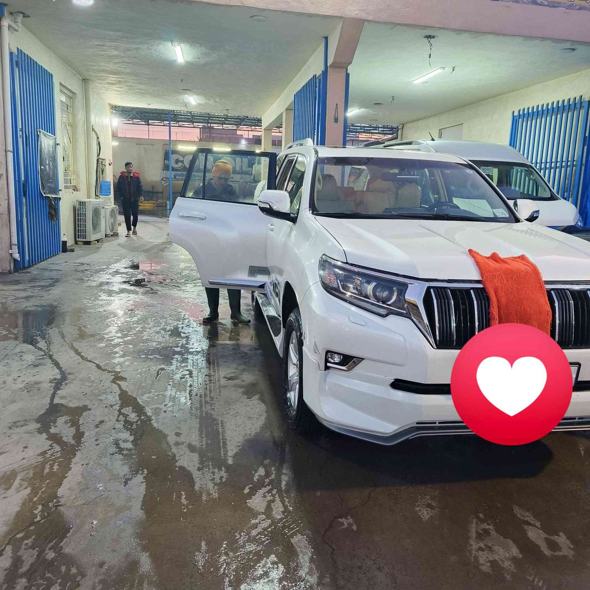 سلام عليكم
من رخصة الادمن 
برادو 2018 
فول مواصفات
تخم تاير
ثلاجه
ثلاثة قطع تبريد 
فتحت سقف
*********** للاتصال
