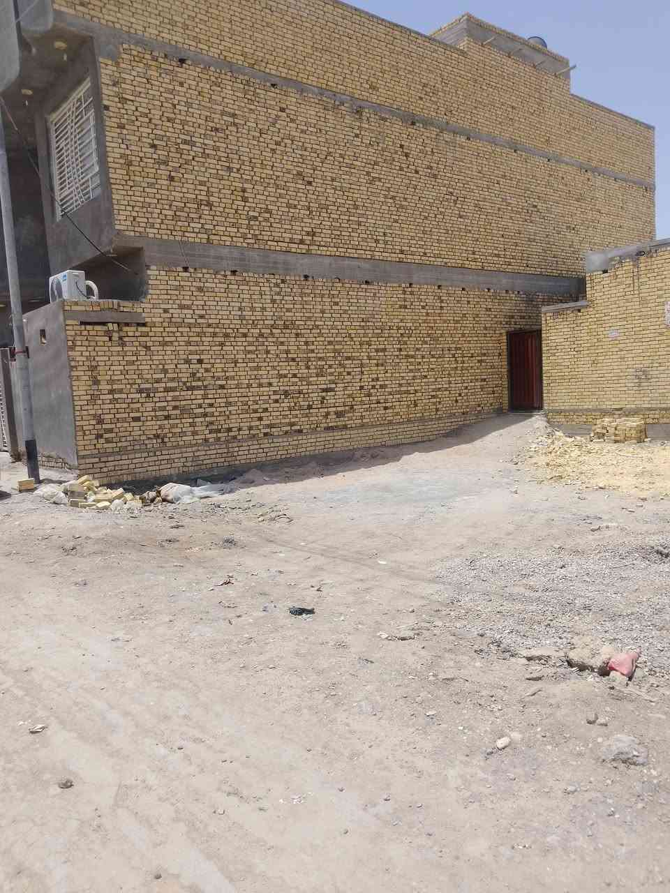 السلام عليكم بيت هيكل ١٠٠ متر خلفي ممر متر وربع كونكريت مسلح بناء درجه اوله مكانه كلش حلو أول شارع بعد المدارس إلي بنهاية شارع أبو لبنان شارع البيت  ١٢ متر ماء وكهرباء ومجاري باب البيت سكن متكامل طابو صرف الاتصال ***********
