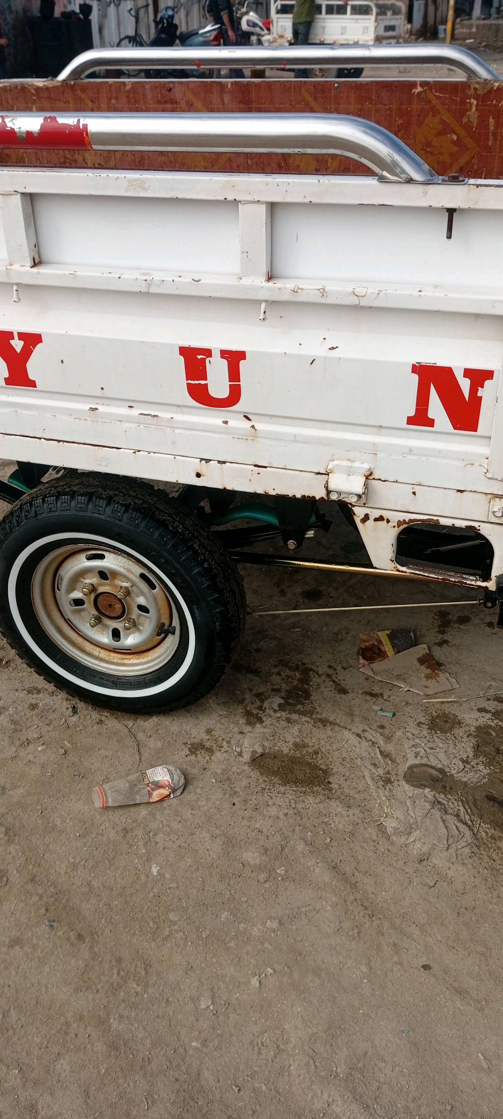 هذه دراجة نارية ثلاثية العجلات بجودة جيدة. الهيكل يحتوي على بعض علامات الصدأ لكنها بحالة عامة جيدة وقابلة للاستخدام. الإطارات بحالة جيدة ويحتاج إلى بعض التنظيف. السعر معقول وقابل للتفاوض.
