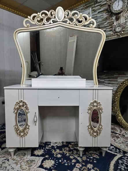 تخت ومیزتوالیت نظيف جدآ
واتس . ***********
