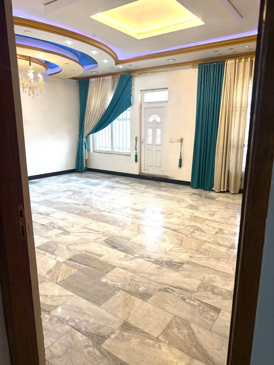 اعلان متوفر فلل للايجار طابقين العنوان الرمادي الملعب مجاور شارع 60بناء حديث يرهم مكتب او روضه او شركه او العائله المساحه البيت 600 م 
خدمات متكاملة يتكون مطبخ واستقبال وصالة وغرفة نوم (6) حمامات داخلية وخارجية  كراج  حديقه 
✅ الخدمات كاملةمنطقه راقي وهدوه كلش  🔏تصوير البيت موجود واتساب حصرا السعر خاص
💬للأستفسار مراجعه 
       مكتب مصطفئ العلواني للعقارات 
    ***********   📲
🌐الرمادي الشركه مجاور اعداديه فلسطين
