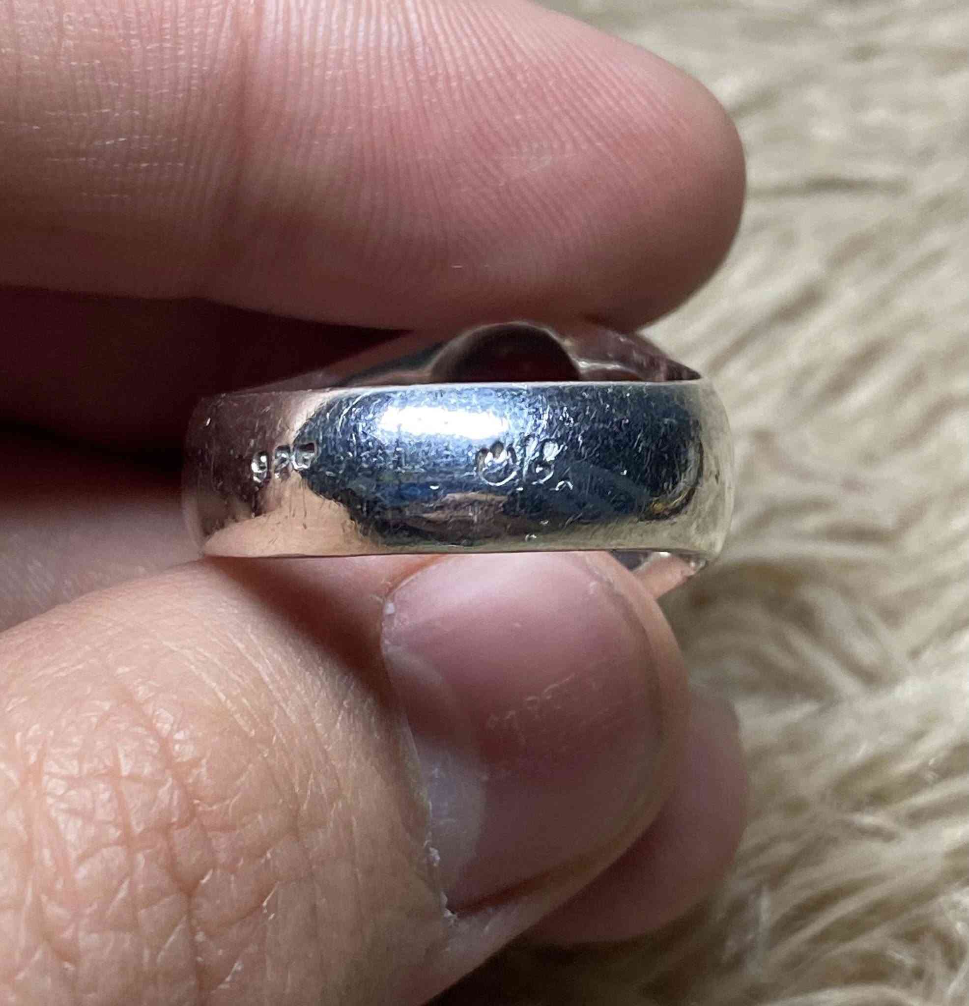 السلام عليكم خاتم عقيق يماني مشمشي صياغة عرفان
الوزن(11غ) قياس الخاتم(26) للبيع فقط يوجد توصيل
***********
