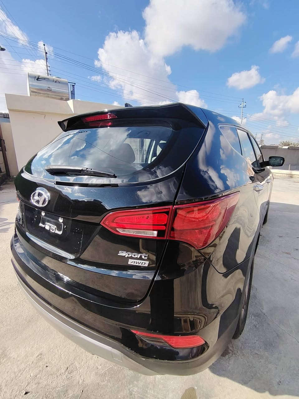 السلام عليكم
SANTAFEA FE SPORT 2017
وارد امريكي 
شبه كلين بيهة صبغ اقل الشبر بحافة البنيد فوك العلامة 
السيارة جديدة مال جناي 
ماشية 124 الف 
فول عدا البانوراما والبصمة 
داخل لونين 
لايت ليد 
جامات اوتو 
تبريد مركزي 
تبريد قطعتين 
شاشة 
كاميرا 
حساسات 
وباقي المواصفات المعروفة 
السعر 155 وبيها مجال 
الاستفسار ***********
