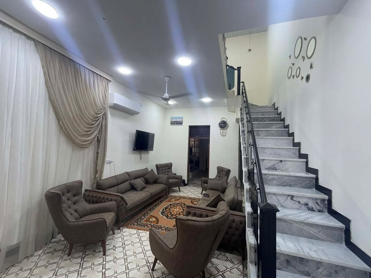 السلام عليكم يوجد بيت للبيع المساحه١٢٥متر بحي ١٨على شارع ٢٠
يتكون من مدخلين صاله ومطبخ وهول داخلي وغرفه نوم وخدمات البيت طابق واحد نظيف جداً 
الي يحب يتفضل خاص سعر مناسب جدا
***********
