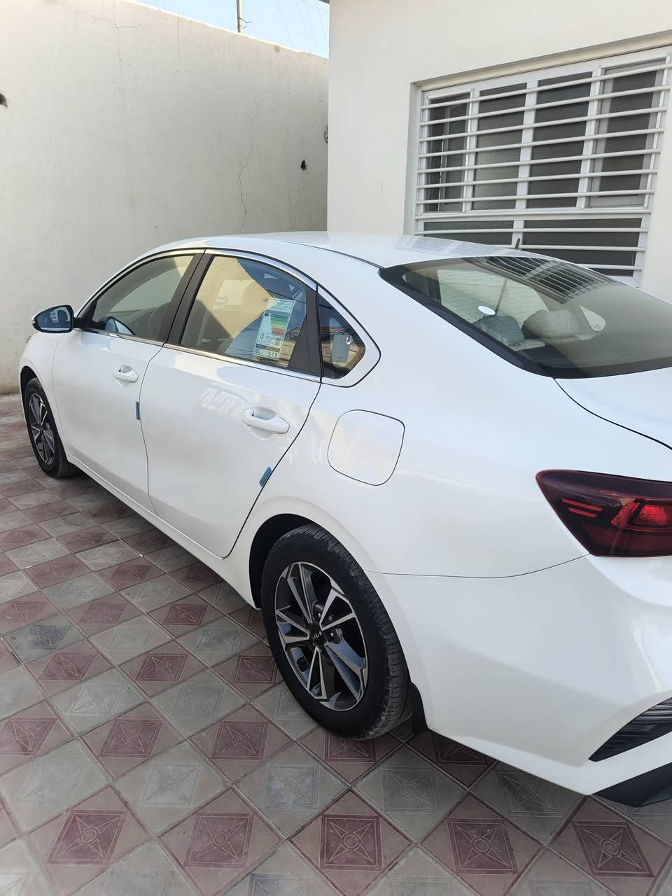سيراتو بغداد بسمي مكفولة كفالة عامه ماعدا رصعه خفيفة جدا جدا كما موضح بلصوره ماشي ٦١  محرك1600  السعر ١٨٠ بيه مجال رقم الموبايل ***********  بسمي شخصيا

